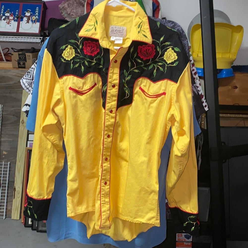 Western shirt.Like new. Beautiful embroidery of roses.Size medium men’s.